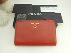 プラダ コンパクトウォレット サフィアーノレザー 赤 立体ロゴ 2折財布 美品@62