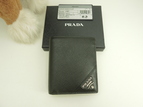 プラダ コンパクトウォレット サフィアーノ黒 立体ロゴ 2折財布 スモールウォレット@181E