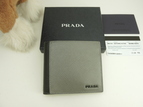 プラダ コンパクトウォレット サフィアーノ灰黒 立体ロゴ メンズ 2つ折財布 未使用@42A